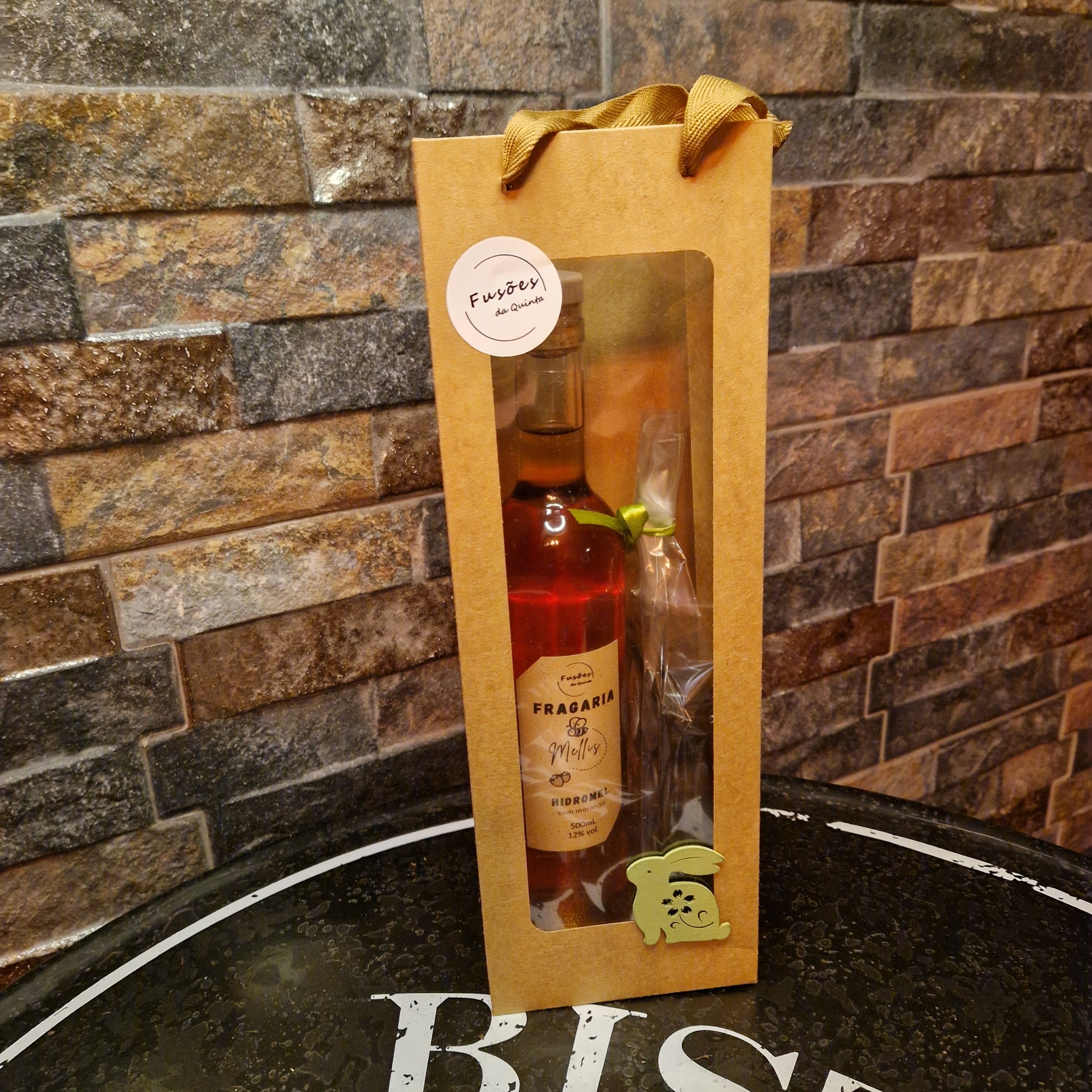 Hidromel com copos de chocolate