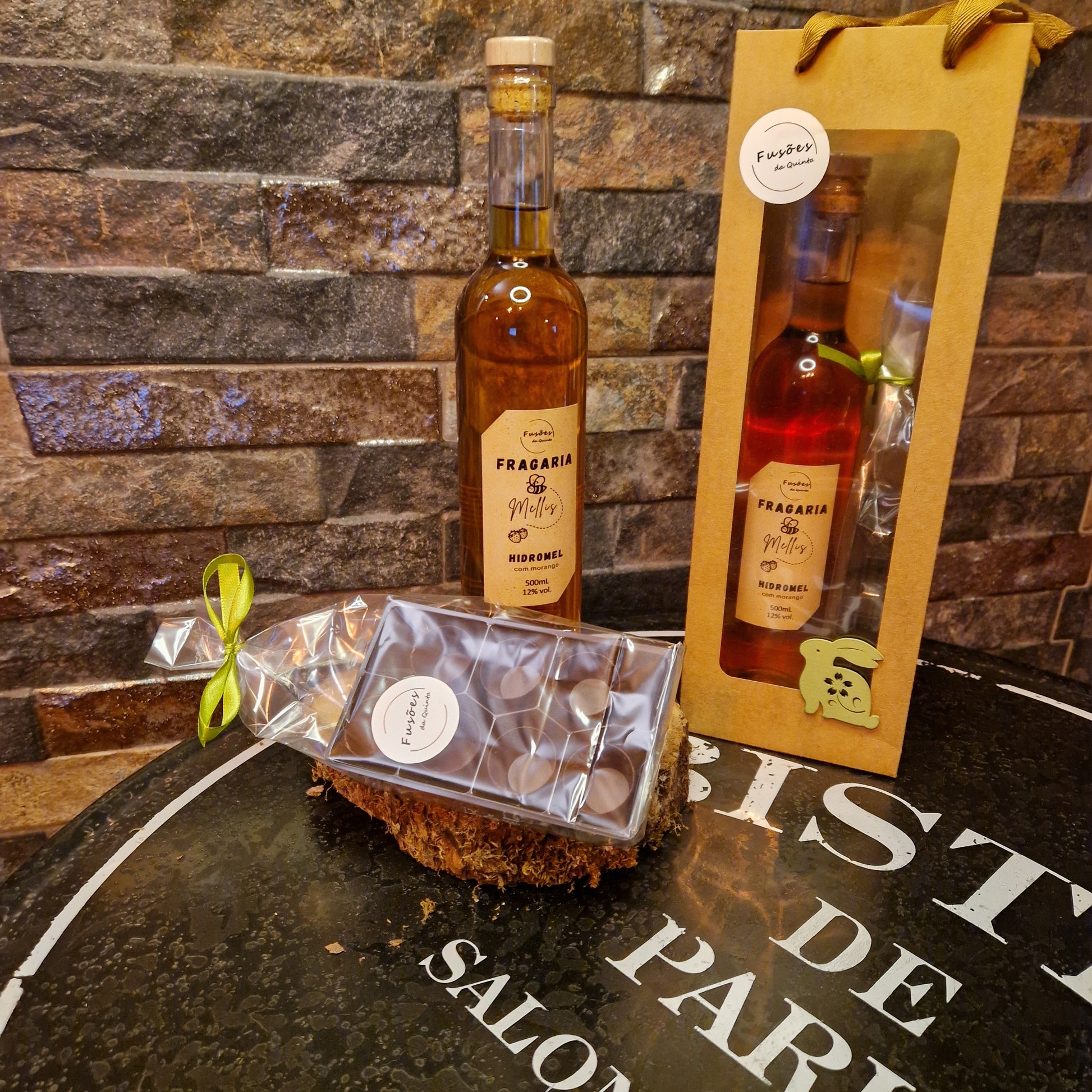 Hidromel com copos de chocolate